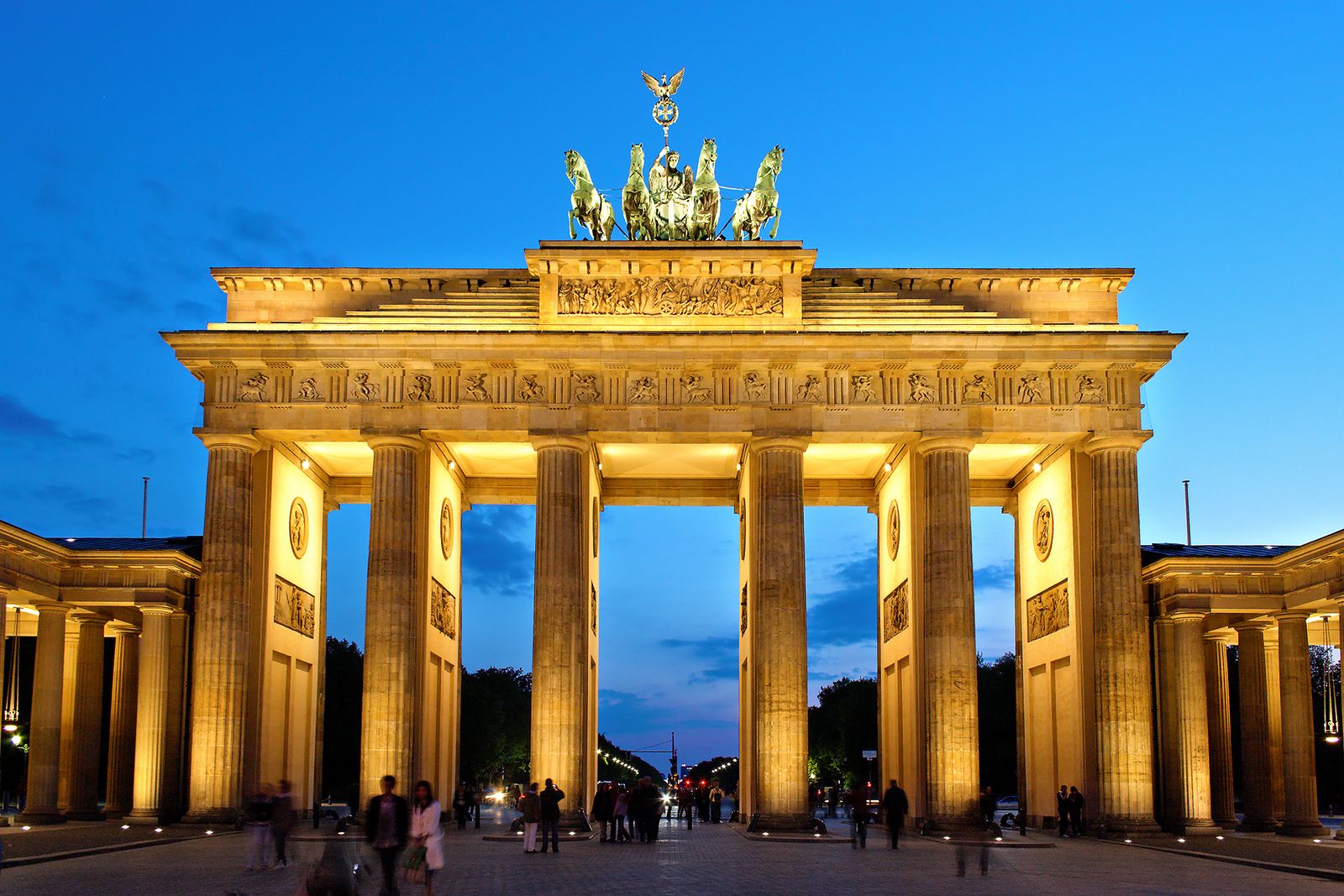 Das angestrahlte Brandenburger Tor mit der Quadriga in der blauen Stunde, vom Pariser Platz aus gesehen