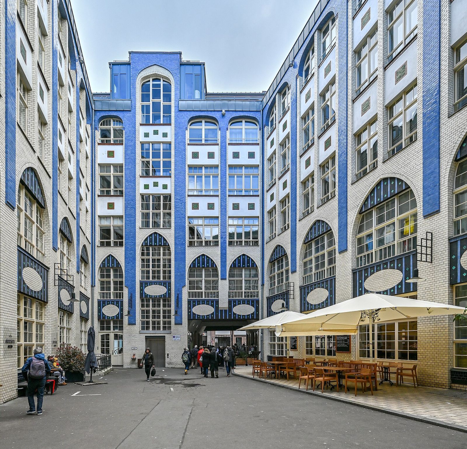 Der erste Hof der Hackeschen Höfe mit seiner blau-weiß glasierten Jugendstilfassade