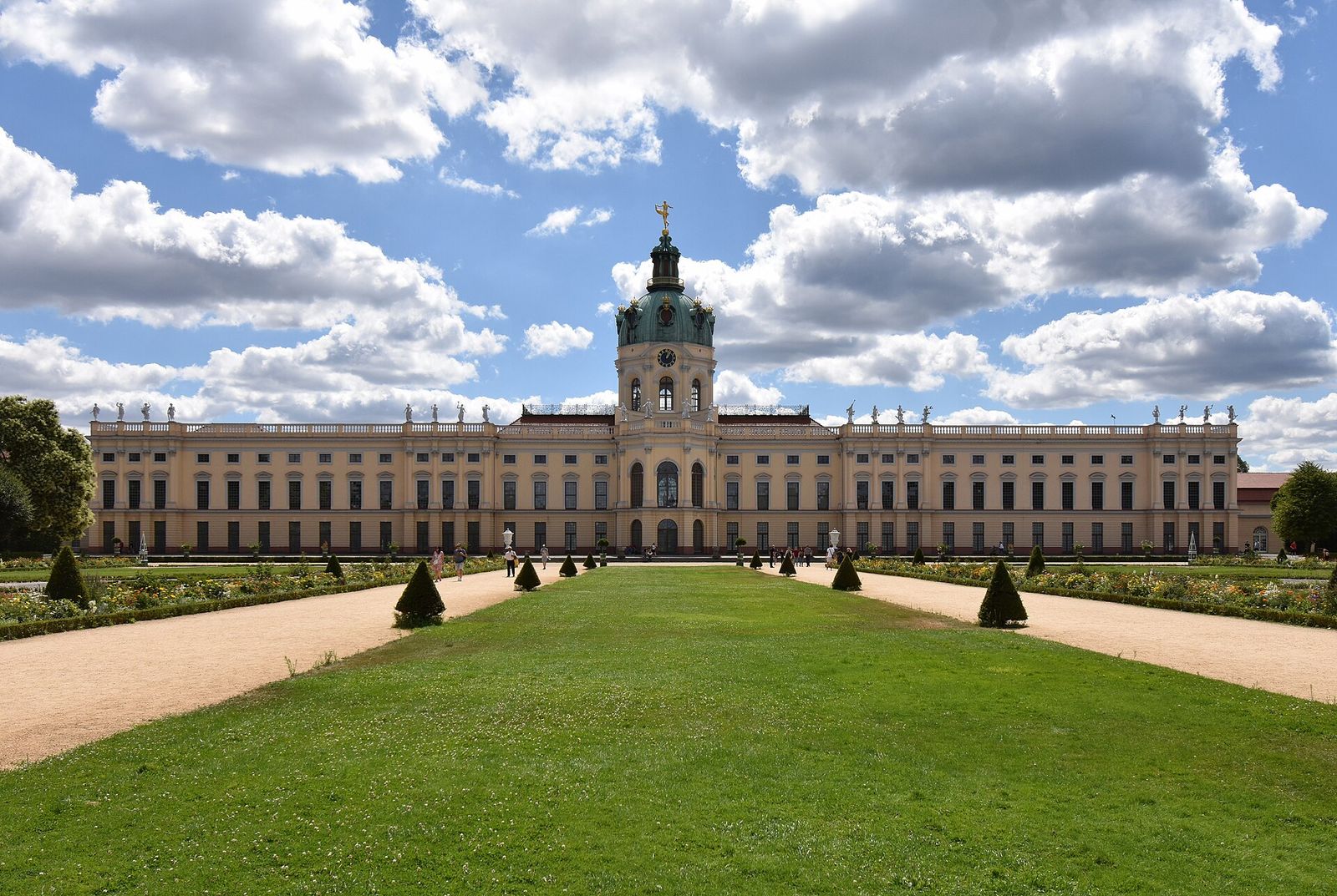 Schloss Charlottenburg von der Gartenseite mit dem Kuppelturm, davor die Rasenachse und Formschnittbäume des Barockgartens