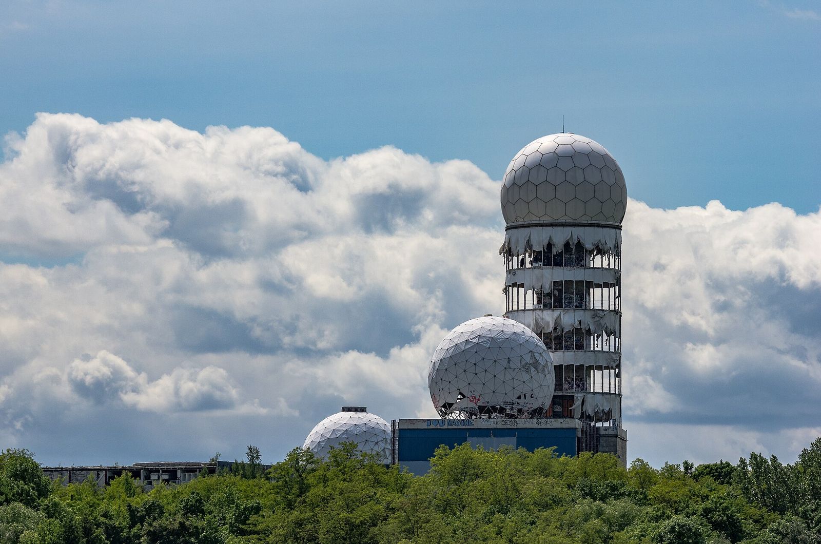 Die Radarkuppeln der ehemaligen Abhörstation auf dem Teufelsberg über den Baumwipfeln des Grunewalds